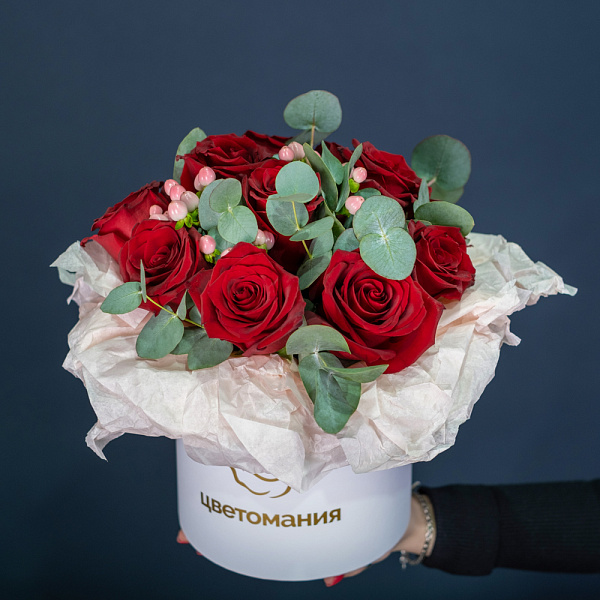 Купить Букет красных роз в коробке в  с бесплатной доставкой: цена, фото, описание